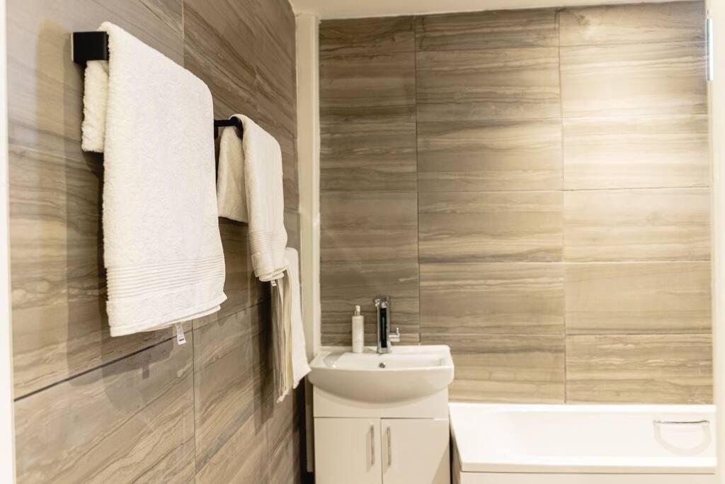 2 Bed With Free Parking Daire Londra Dış mekan fotoğraf
