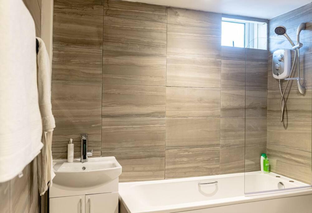 2 Bed With Free Parking Daire Londra Dış mekan fotoğraf
